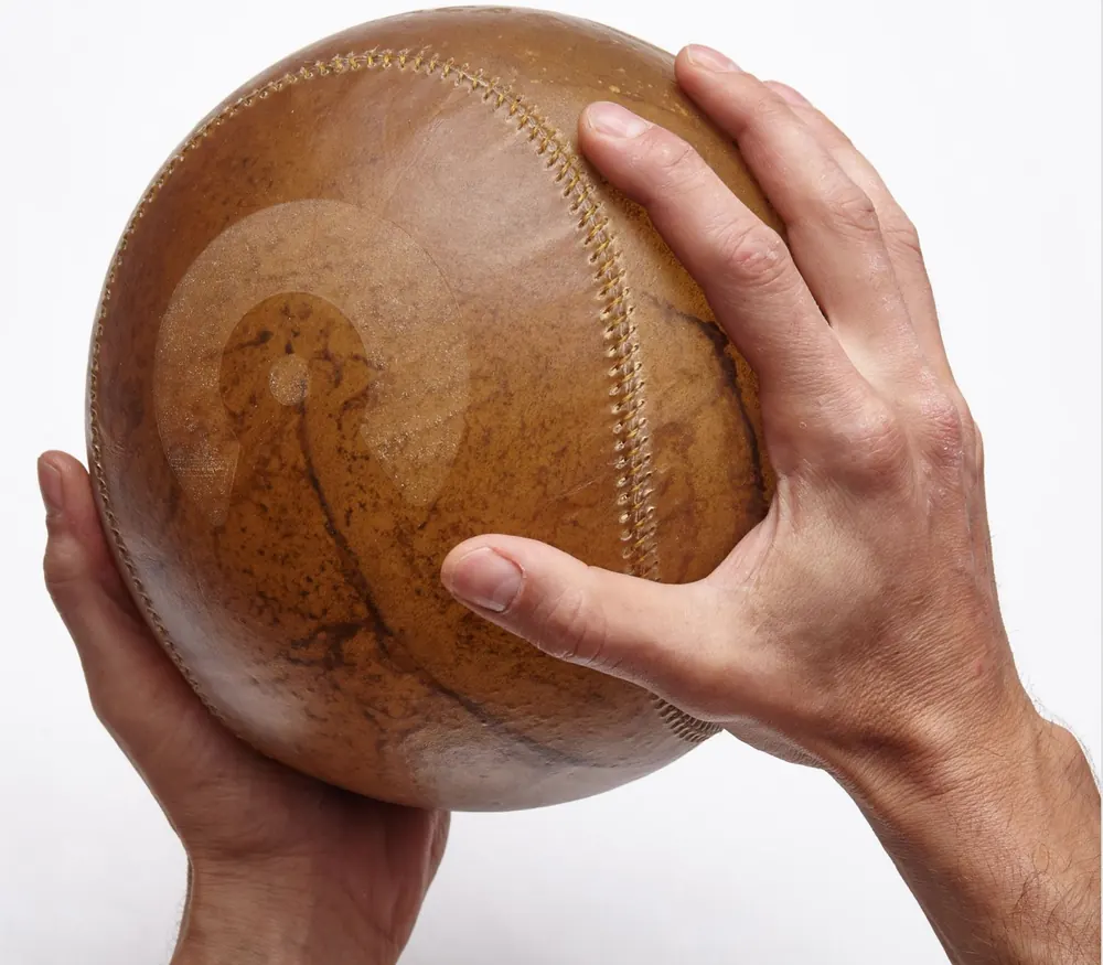 CosMessi — maraca esférica de cuero, Ø 22 cm, 500 – 550 g