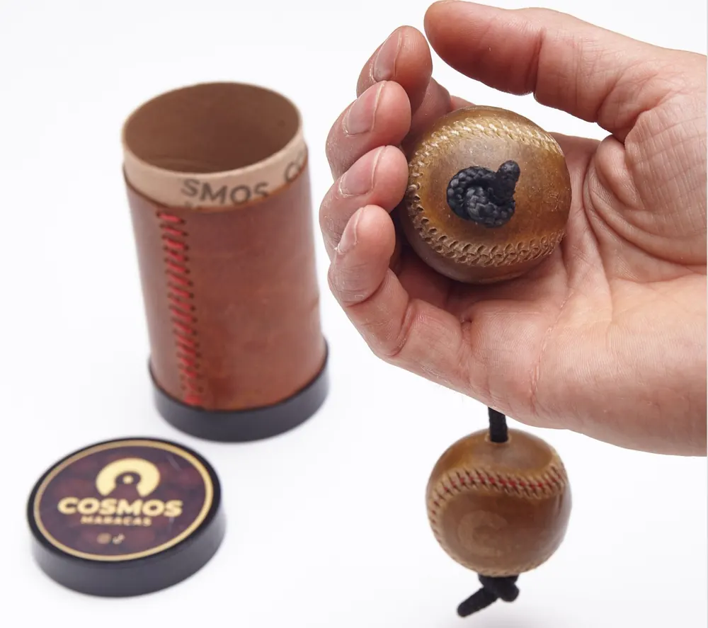 Órbita — maraca esférica de cuero genuino argentino, Ø 4,5 cm, 110 – 120 g