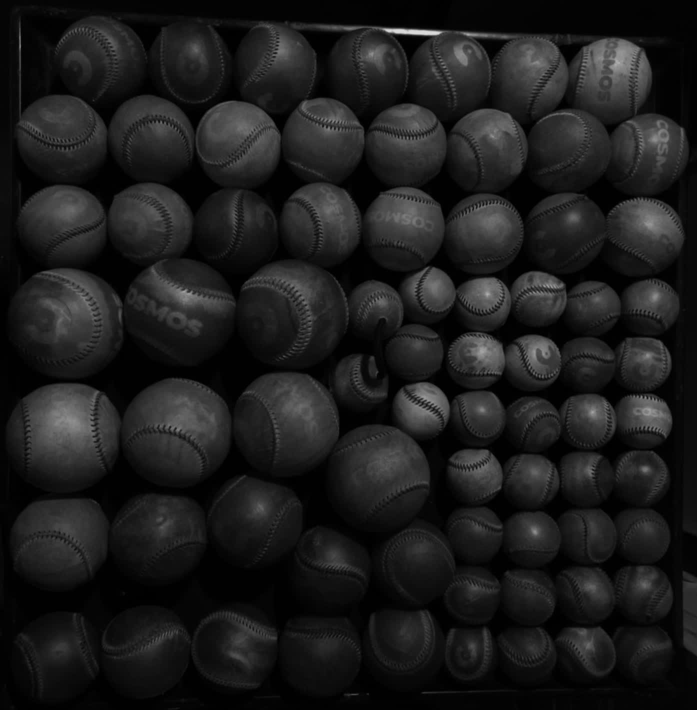 Mesa de trabajo artesanal con maracas Cosmos en distintas etapas