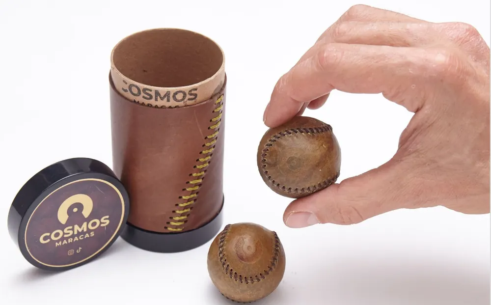 Cosmos 4 — maraca esférica de cuero genuino argentino, Ø 4 cm, 100 – 110 g